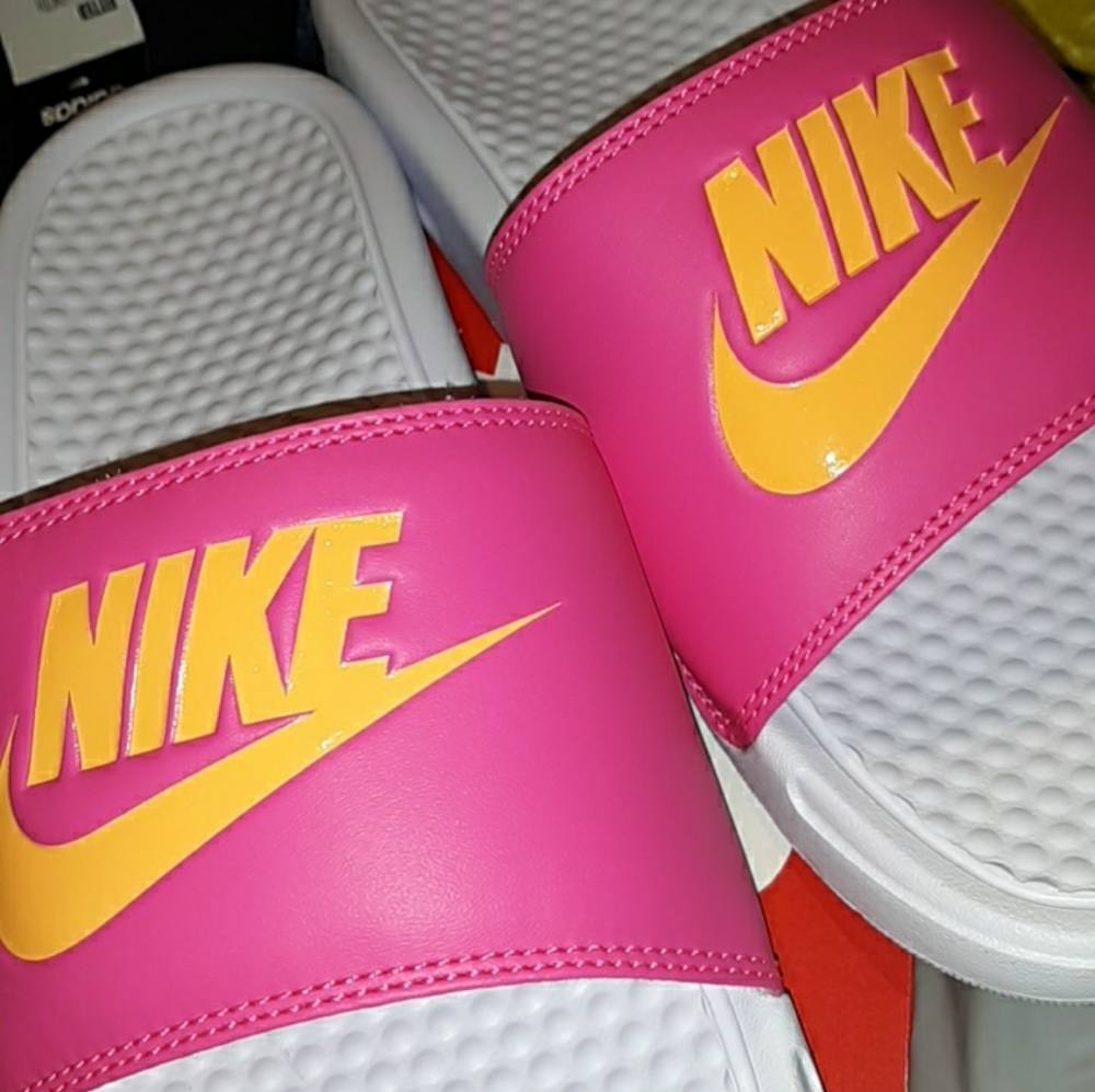 New Women's Nike sandals size 9/10
